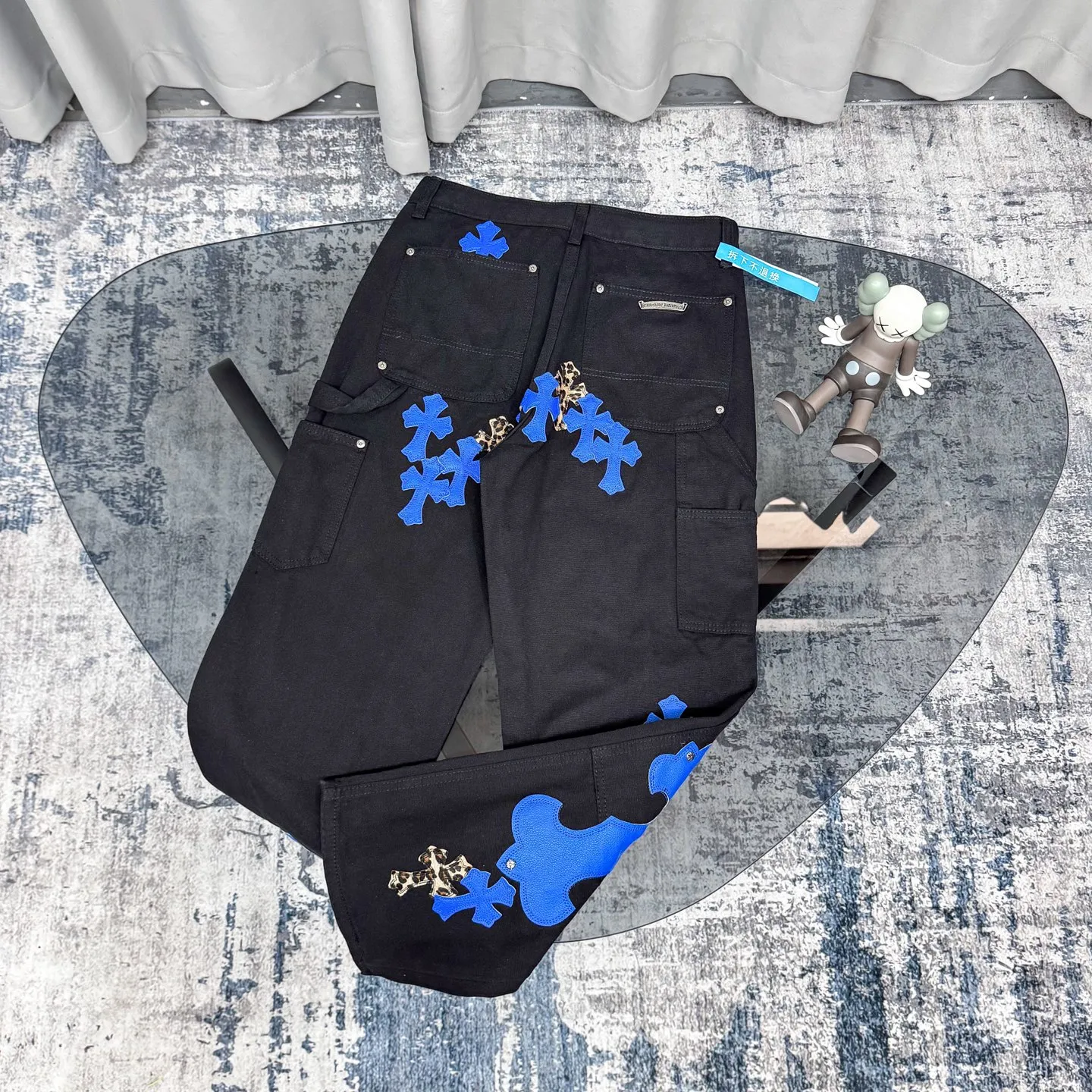 P280 𝐂𝐡𝐫𝐨𝐦𝐞 𝐇𝐞𝐚𝐫𝐭 Kroxin 25SS workwear logging Klein blue leather patchwork limited edition jeans. Kroxin’s pants are particularly outstanding in color design and stand out among similar products. It is made of beaded canvas fabric. After a complicated and delicate washing process, it feels very good when worn on the body and looks high-end and charming. The pants are three-dimensionally cut, with a crisp and stylish shape, smooth lines, and a high level of design. The hardware accessories on the pants are specially customized according to ZP standards. The beaded canvas fabric is originally thick, but after washing it becomes soft and breathable. The small leather label on the pants is specially designed, revealing unique creativity in a simple style. The production process is very exquisite, every stitching is neat and regular, and the details are handled particularly well, showing high quality. Moreover, these pants have a genderless design and can be easily worn by both boys and girls. They are perfectly in line with the current diverse and inclusive fashion trend and look good no matter how you wear them.  Size: S M L XL XXL (28.30.32.34.36) Color: Black